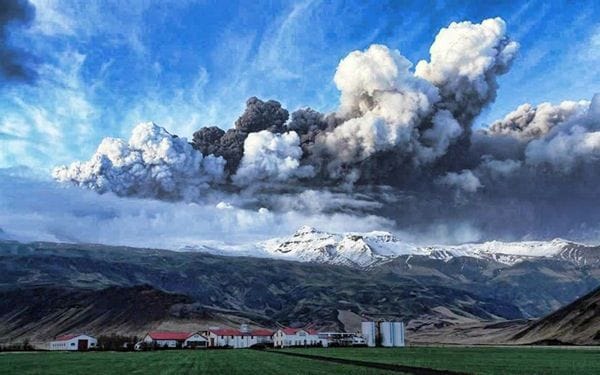 Volcanic-Eruption-In-Southern-Iceland_001