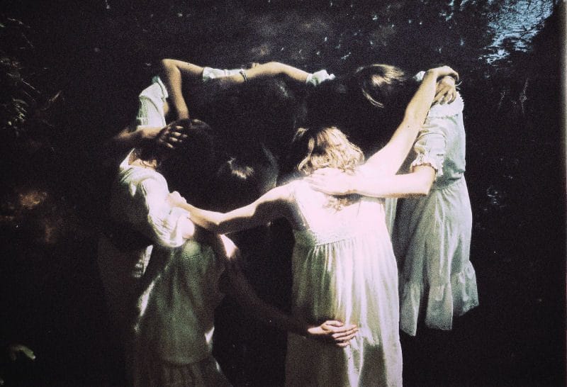 Les photographies oniriques d'Aëla Labbé mélangent danse et rêve 16