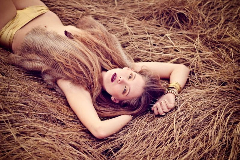 Jenny Woods allongée dans l'herbe