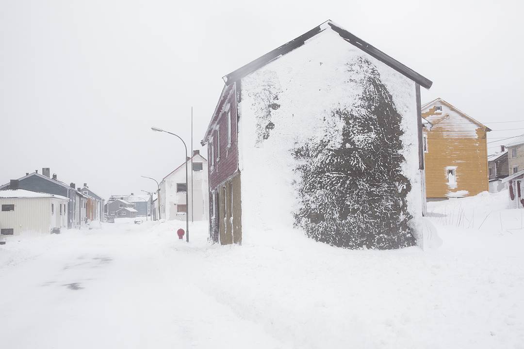 pobel, street art en norvege dans la neige, portrait geant