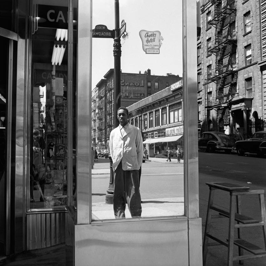 Portrait d'un homme dans le reflet d'une vitre par Vivian Maier