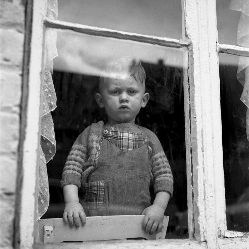 portrait d'un petit garçon par la photographe vivian maier