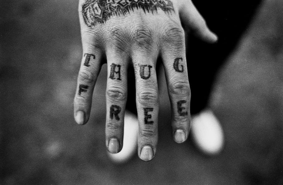 main tatouage thug