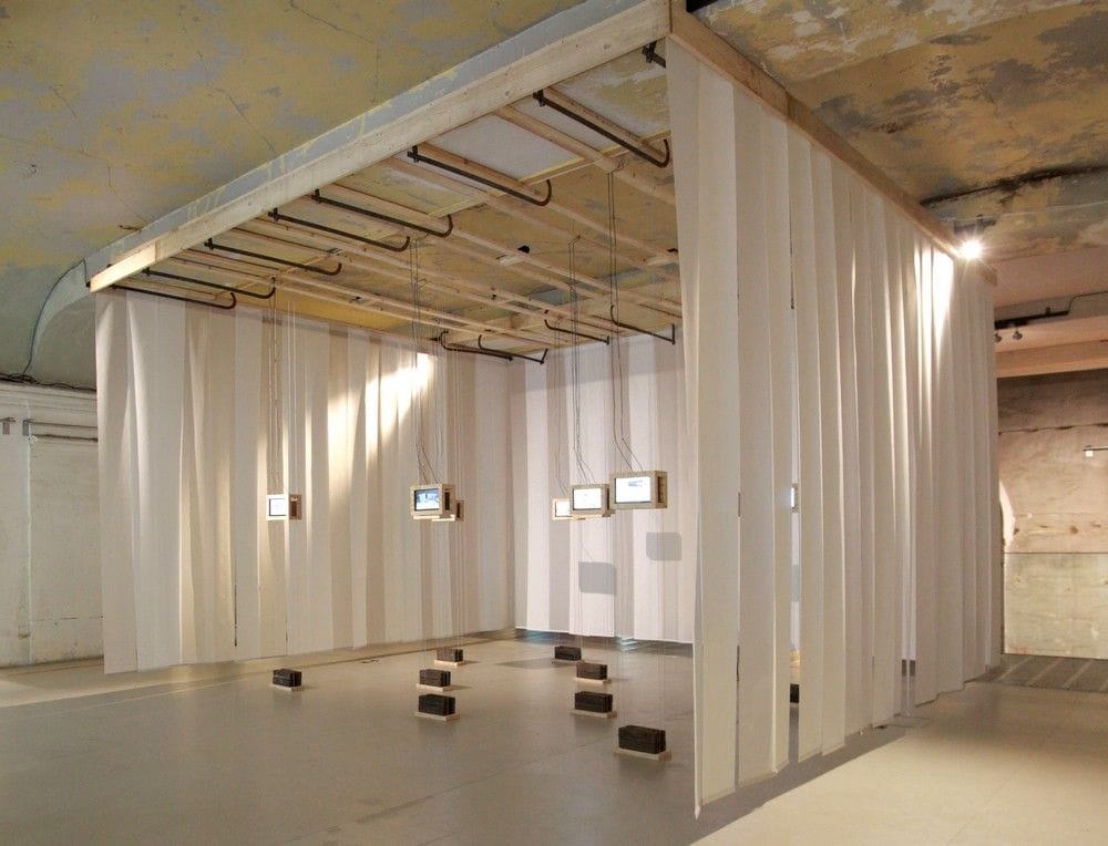 Scénographie de l'exposition In Vitro dans la mezzanine de la Maison de l'architecture en Ile-de-Fran