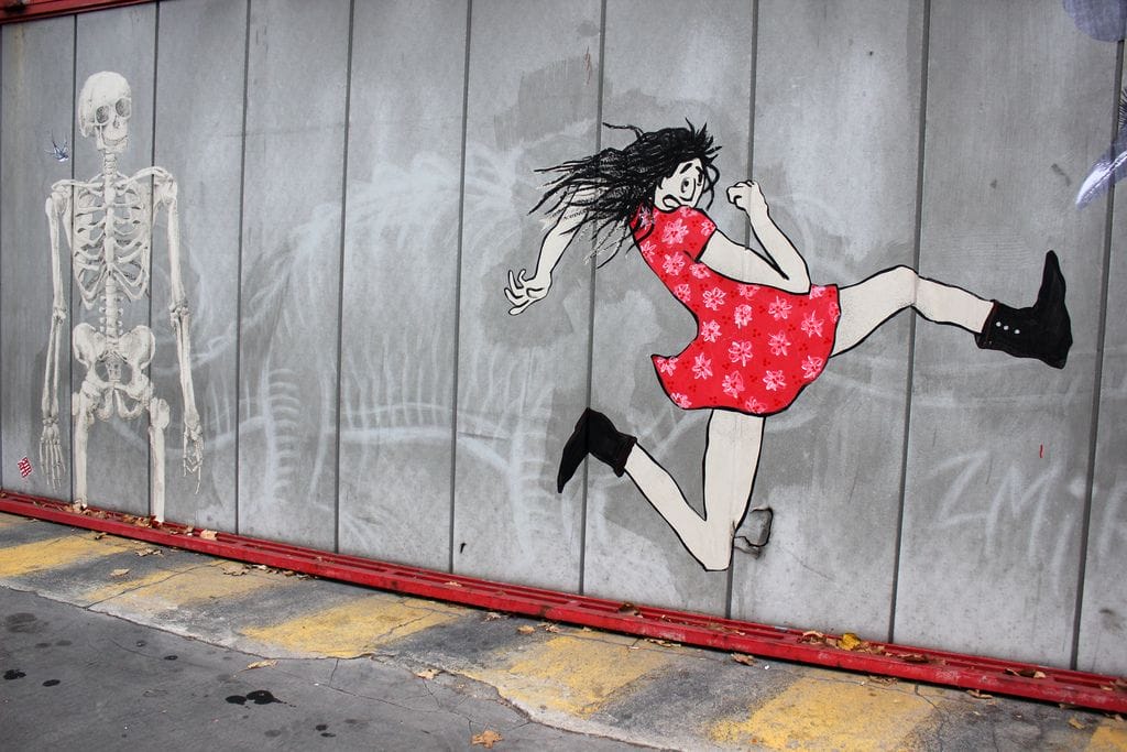 oeuvre de street art fille qui court par Ella & Pitr