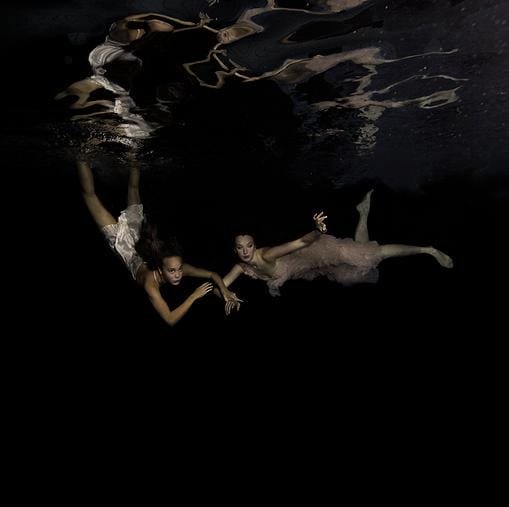 deux femmes sous l'eau photo