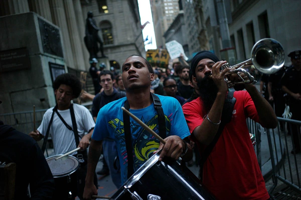 09-28-11 New York, NY- Desk: MET - Slug: PROTEST - The protest against Wall Street continued today. The protesters circled the area without incident.- Photo by Ozier Muhammad/The New York Times NYTCREDIT: Ozier Muhammad/The New York Times