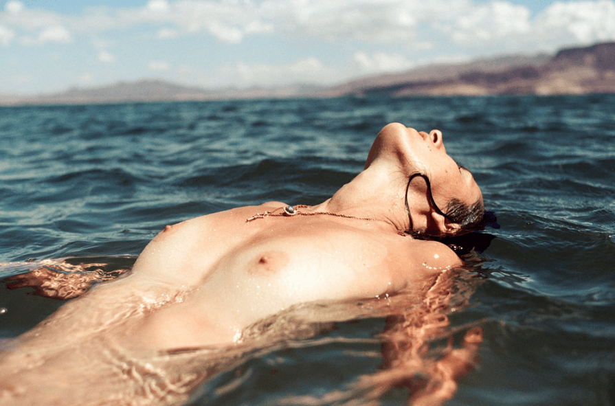 fille nue dans l'eau par la photographe Maud Chalard