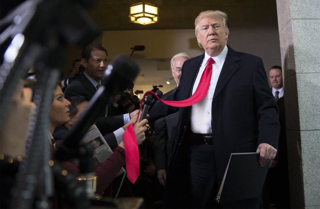 Quelqu'un s'est amusé à rallonger toutes les cravates de Trump sur les photos officielles 9