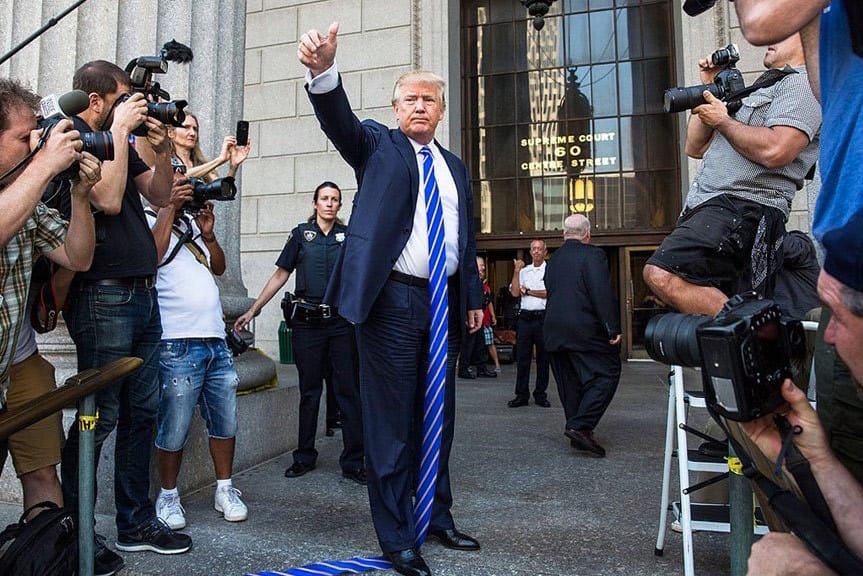Quelqu'un s'est amusé à rallonger toutes les cravates de Trump sur les photos officielles 2