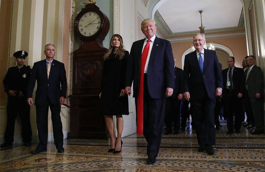 Quelqu'un s'est amusé à rallonger toutes les cravates de Trump sur les photos officielles 5