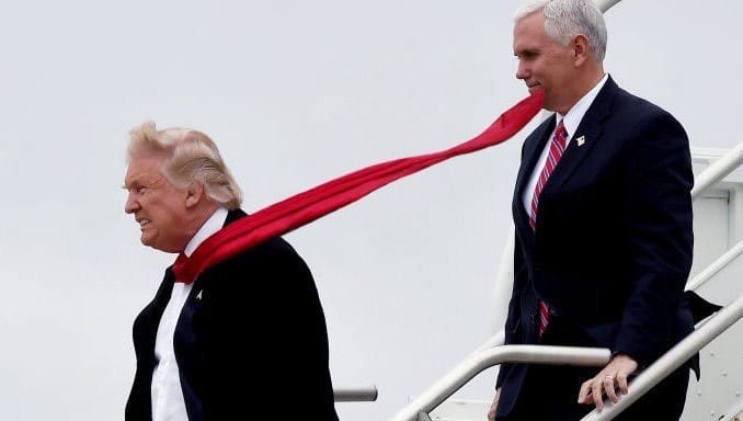 Quelqu'un s'est amusé à rallonger toutes les cravates de Trump sur les photos officielles 7