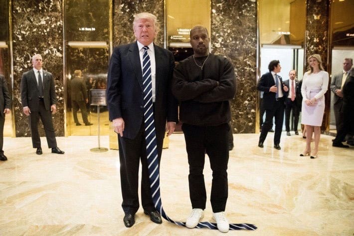 Quelqu'un s'est amusé à rallonger toutes les cravates de Trump sur les photos officielles 1