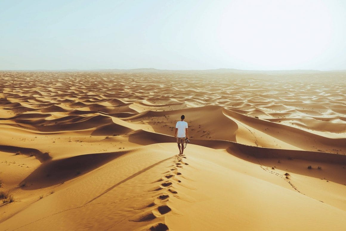 photographe dans les dunes du desert de sable