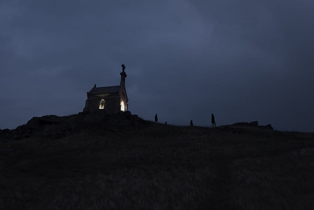 photo d'une église dans la nuit