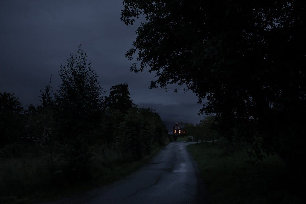 maison isolée prise en photo dans la nuit