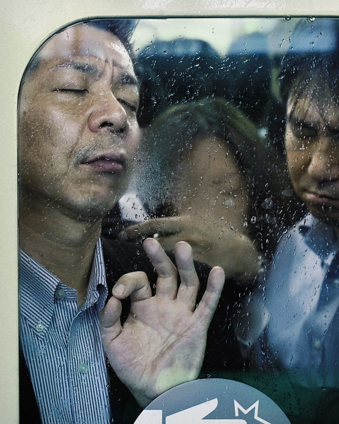 Michael Wolf capture les plaisirs quotidiens du métro Tokyoïte 21