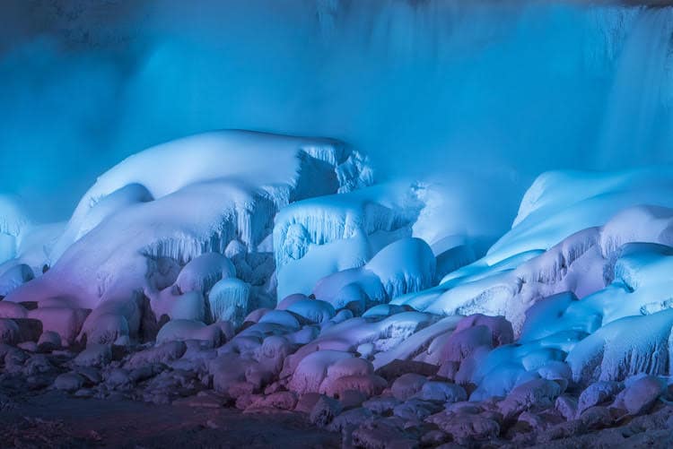 Les chutes du Niagara gelées et illuminées : une vision spectaculaire. 7