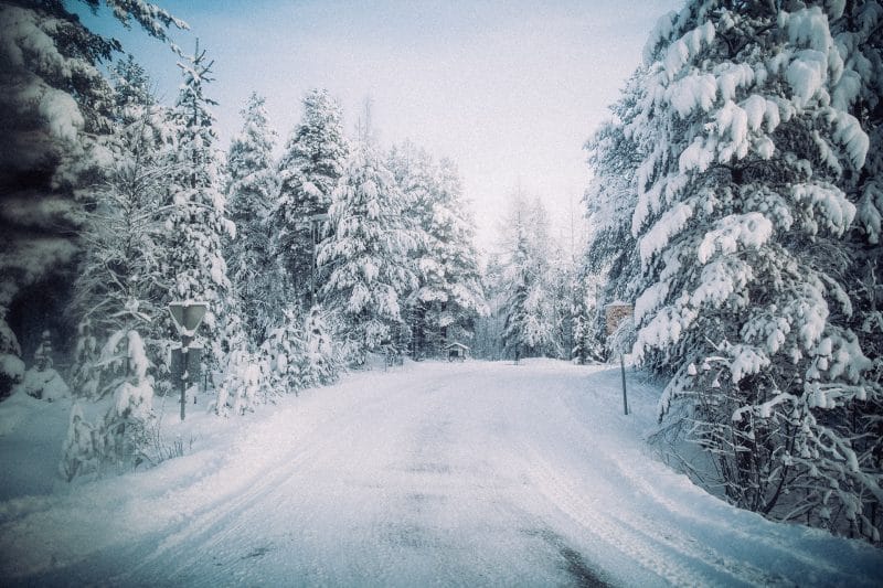 route sous la neige en laponie