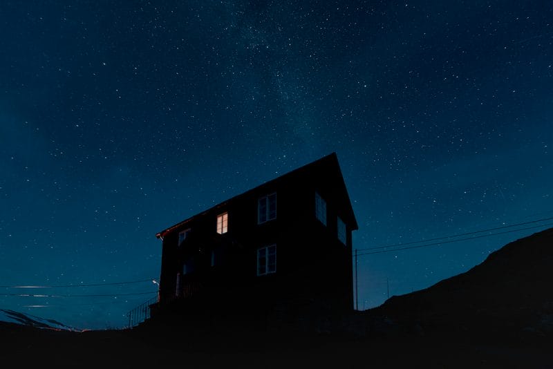 maison dans la nuit photo prise par Øystein Sture Aspelund