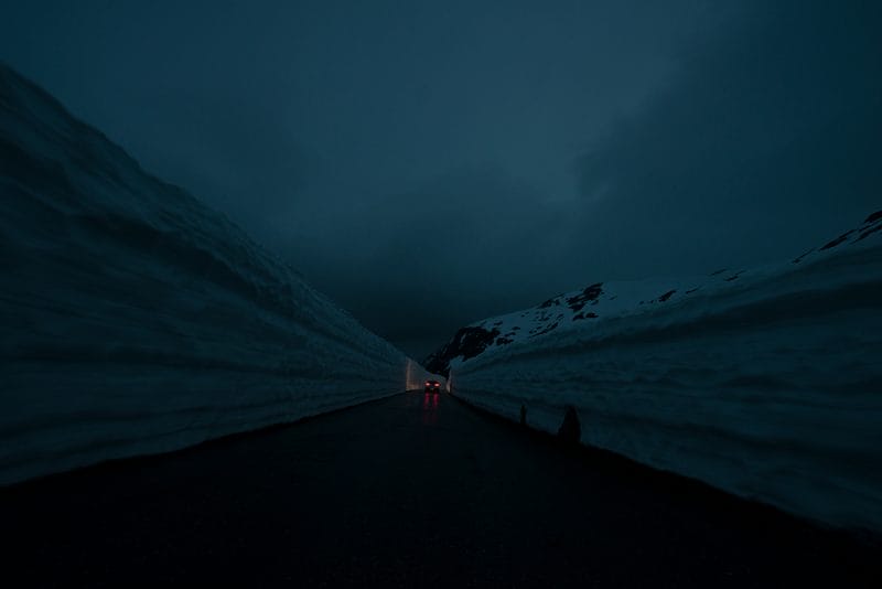 route bordée de neige