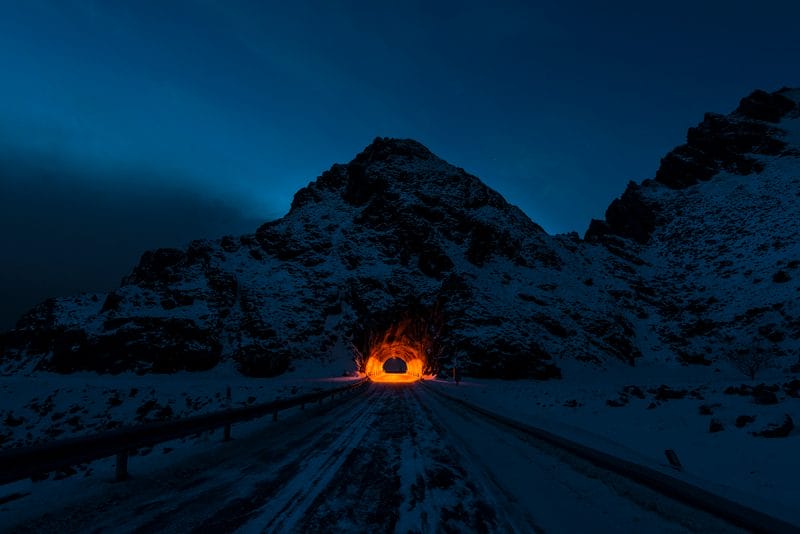 photo de tunnel routier avec de la lumière 