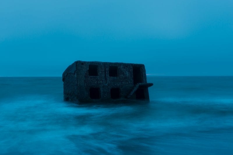 vieux bunker qui coule dans la mer