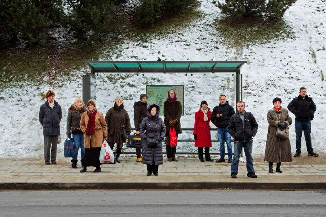 Photographie extraite de la série "Bus stops", réalisée par Simas Lin