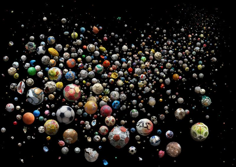 "Penalty", la série de photos de Mandy Barker qui alerte sur la pollution des océans à travers les balles de football.