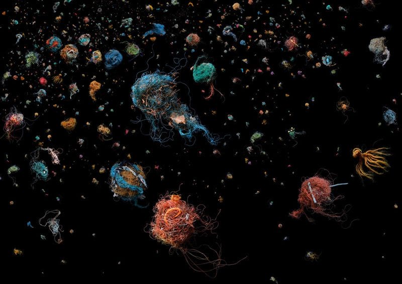 Soup : Les galaxies de déchets de Mandy Barker fascinent autant qu'elles horrifient 1