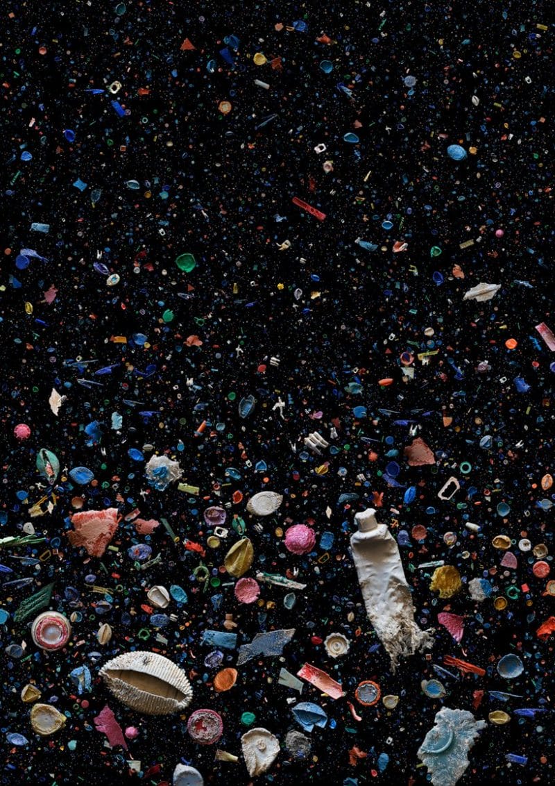 Mandy Barker soup une série de photo pollution par le plastique