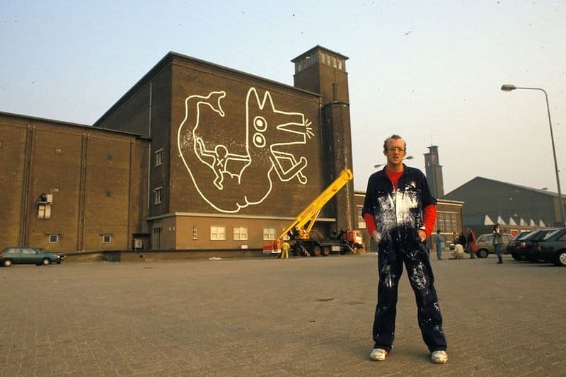Keith haring devant son oeuvre en 1986