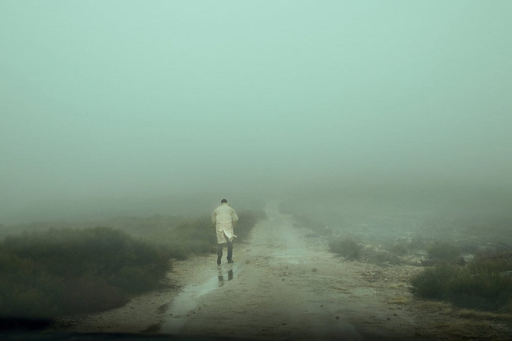 Homme seul sur un chemin de terre - Henri Prestes