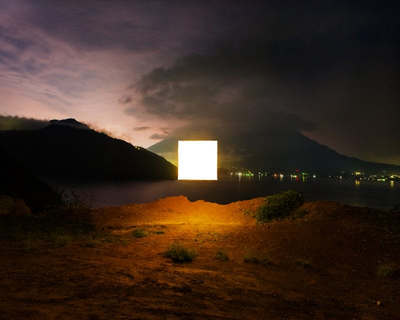 Le carré lumineux comme élément humain devant le volcan San Pedro, RoadTrip guatemala, Benoit Paillé