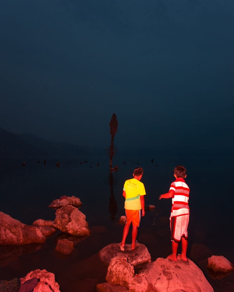 Deux enfants pêchant sur les rives du lac Atitlan, RoadTrip guatemala, Benoit Paillé