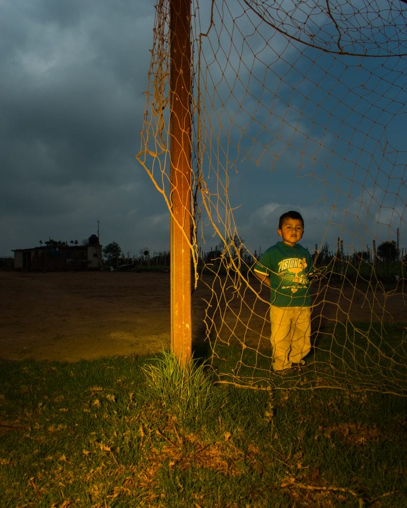 Petit garçon dans des cages de foot, RoadTrip guatemala, Benoit Paillé