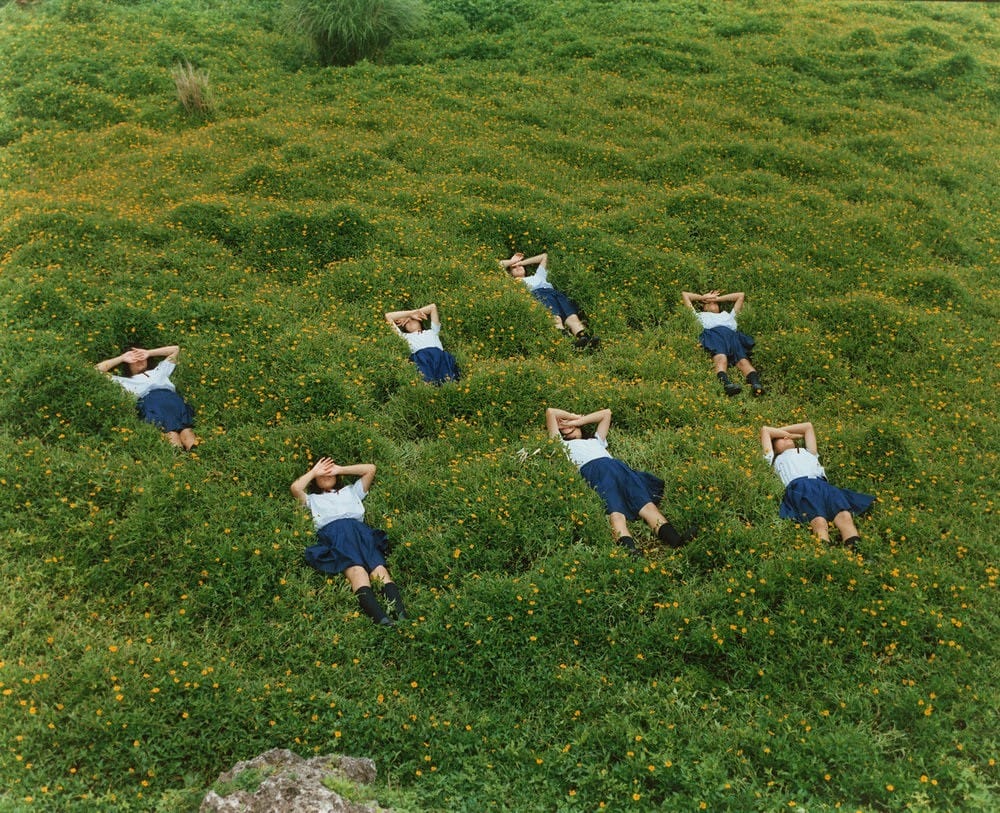 allongées sur une pelouse Assembly par le photographe Osamu Yokonami