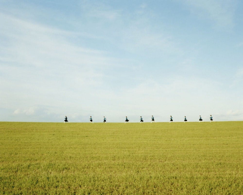 dans les champs par le photographe Osamu Yokonami