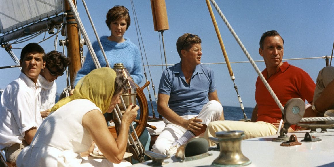 Le président des États-Unis John Fitzgerald Kennedy qui porte un polo sur un bateau 