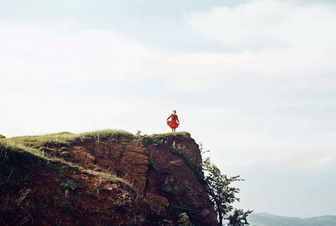 Mariam Sitchinava photo d'une femme au bord de la falaise