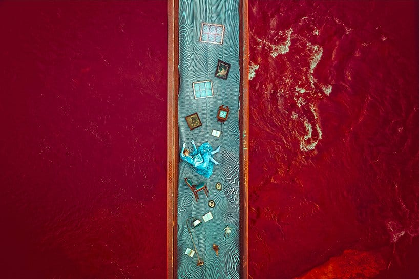 photo en drone d'un pont, d'une mer couleur rouge et d'une scène 