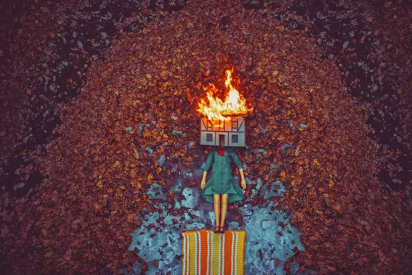 photo en drone d'une maison et d'une poupée qui brûlent