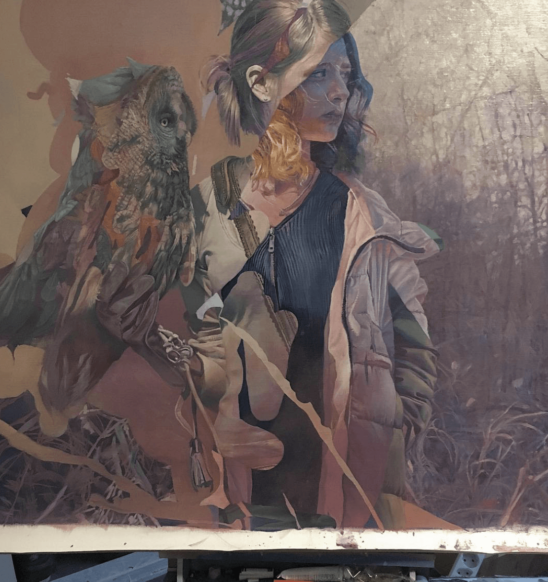 jeune fille et un hiboux sur une fresque d'art urain