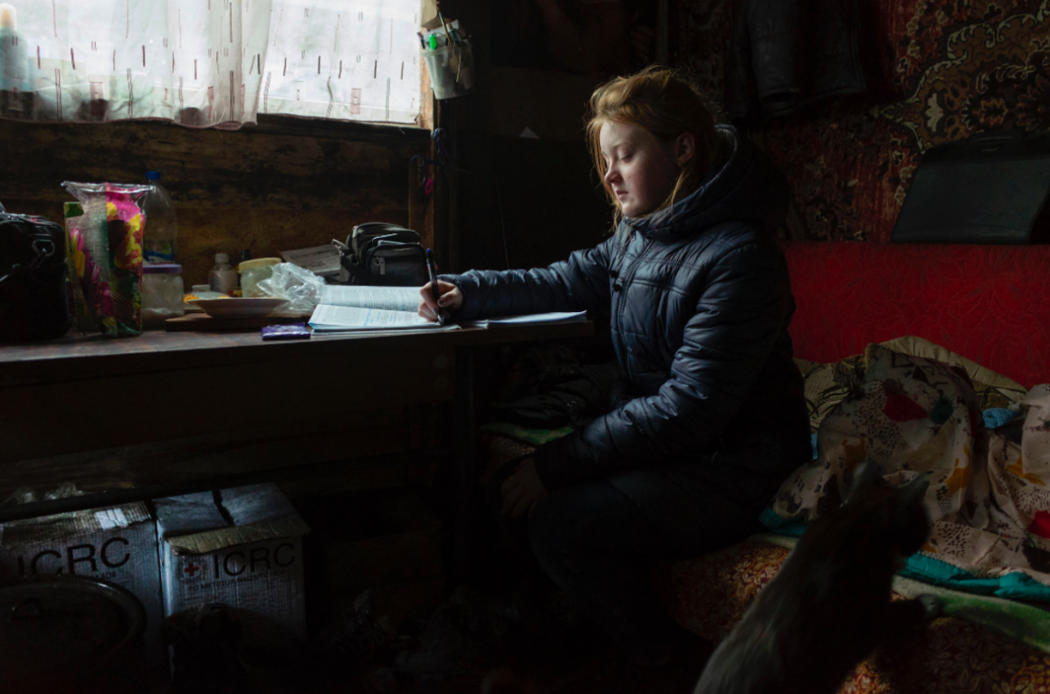 Ukraine portrait enfant en train d'étudier