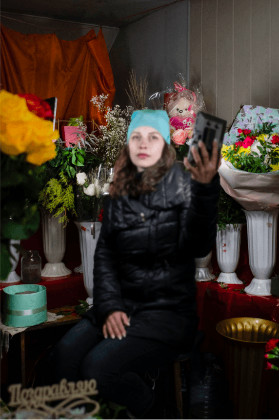 portrait femme en train de prendre un selfie en Ukraine