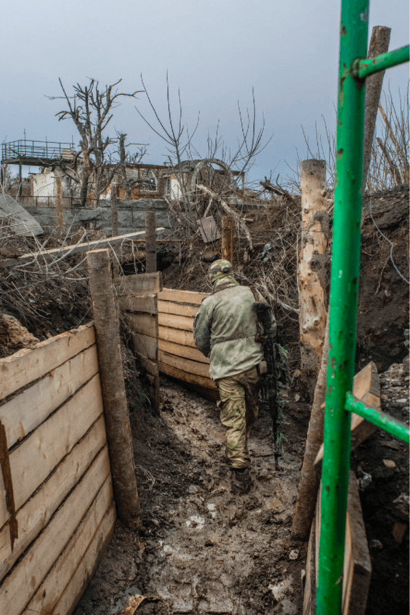 Soldat dans une tranchée en ukraine pendant le conflit. 