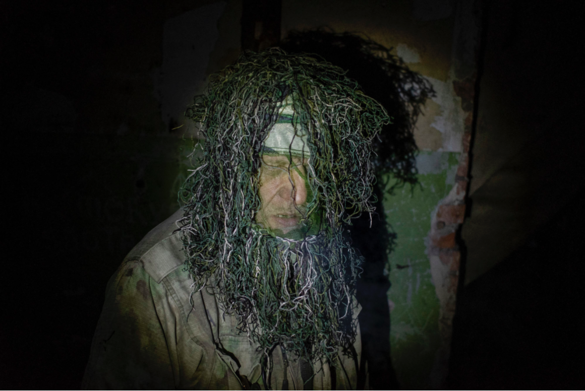 soldat en tenue de camouflage sniper conflit ukrainien