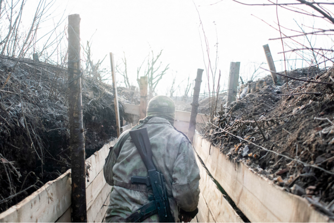 soldat dans une tranchée durant le conflit ukrainien par Guillaume Chauvin