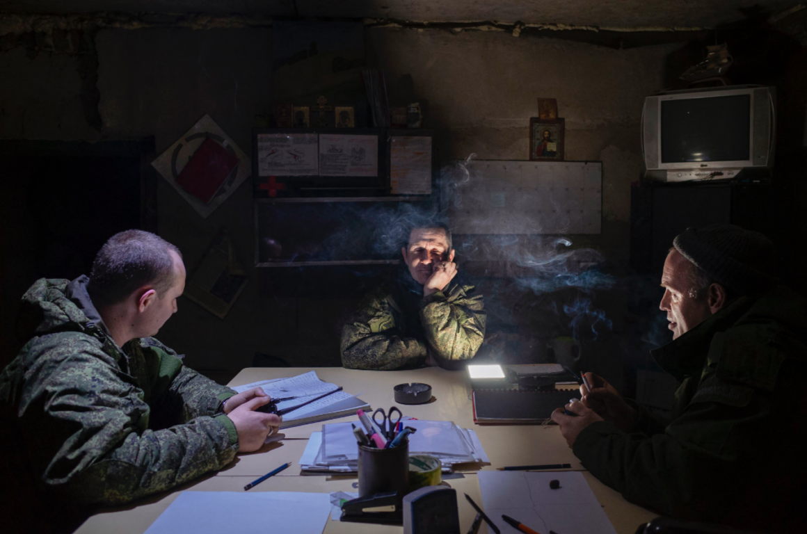 Ukraine soldats autour d'une table par le photographe guillaume Chauvin