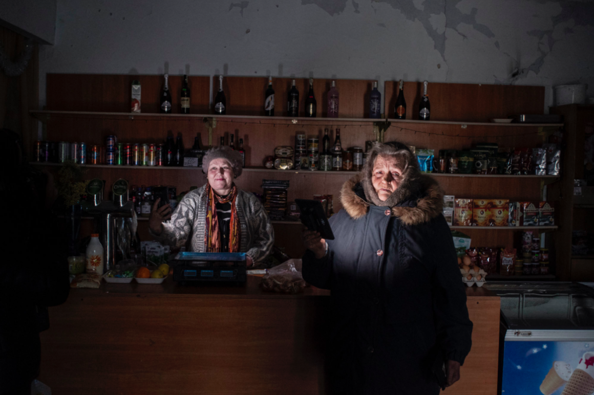 Ukraine deux vielles femmes dans un bar 